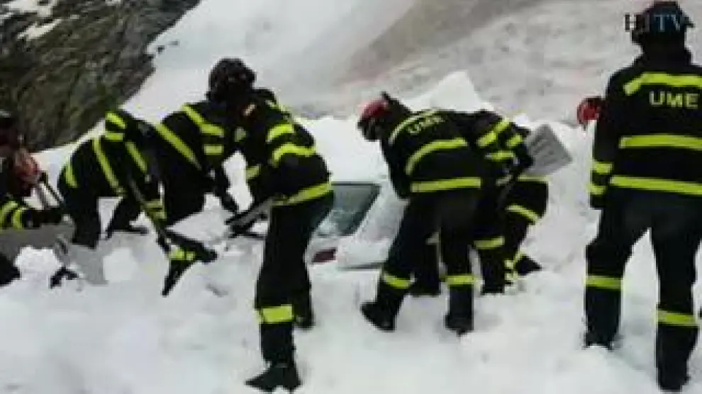 La UME ha realizado este lunes un simulacro de emergencias en el Portalet en el que han tenido que han tenido que trabajar en el rescate de un coche sepultado por un alud.
