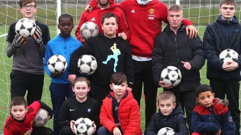 Ander Herrera con los niños de la Fundación del Manchester United.
