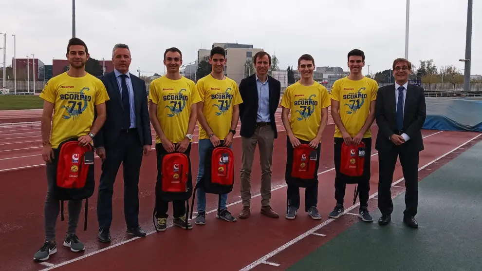 Atletas del Simply Scorpio de División de Honor, junto con representantes de la DGA, CEFA y el club zaragozano