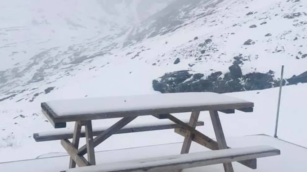 Imagen de la nevada caída hoy en el refugio de Góriz, a 2.200 metros.