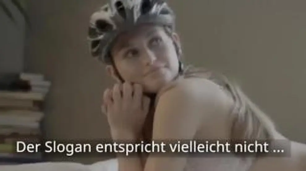 Sexista, ordinaria, inútil, etc. Las críticas le llueven a una campaña de tráfico en Alemania que trata de promocionar el casco ciclista con jóvenes en ropa interior.