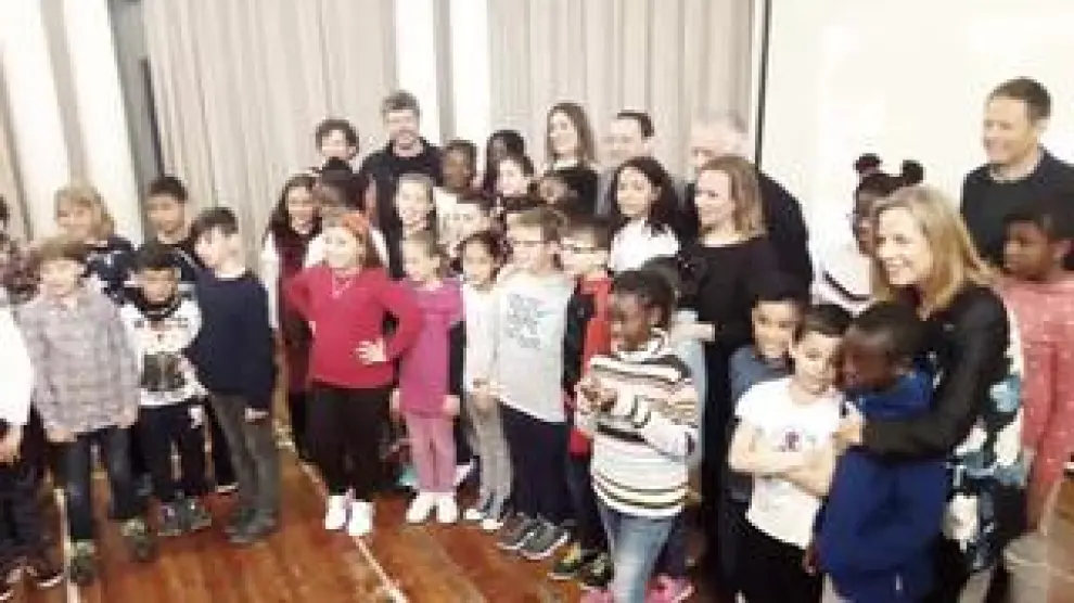 El músico visitó este martes la capital aragonesa para conocer a los alumnos de los colegios Joaquín Costa y Ramiro Soláns que cantarán en un concierto en Madrid, el próximo 28 de mayo, organizado por Ayuda en Acción