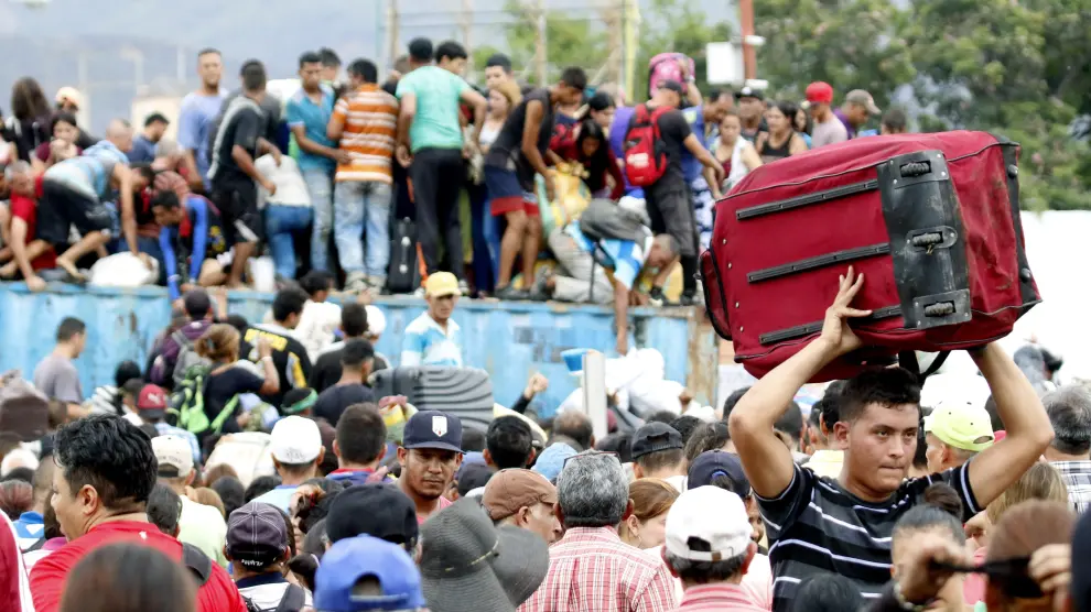 Centenares de venezolanos rompen bloqueo en principal puente con Colombia