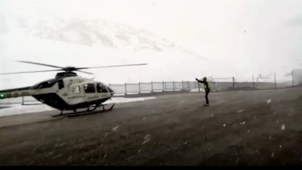 El helicóptero intenta despegar en medio de la nieve y el viento.