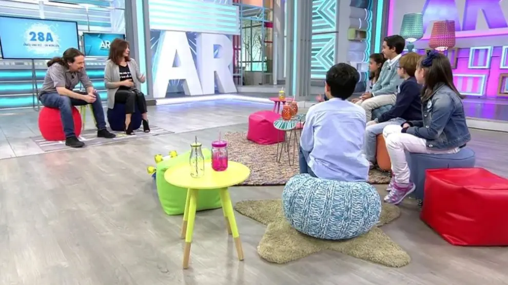 Pablo Iglesias, con sus jóvenes entrevistadores, en el programa de Ana Rosa.