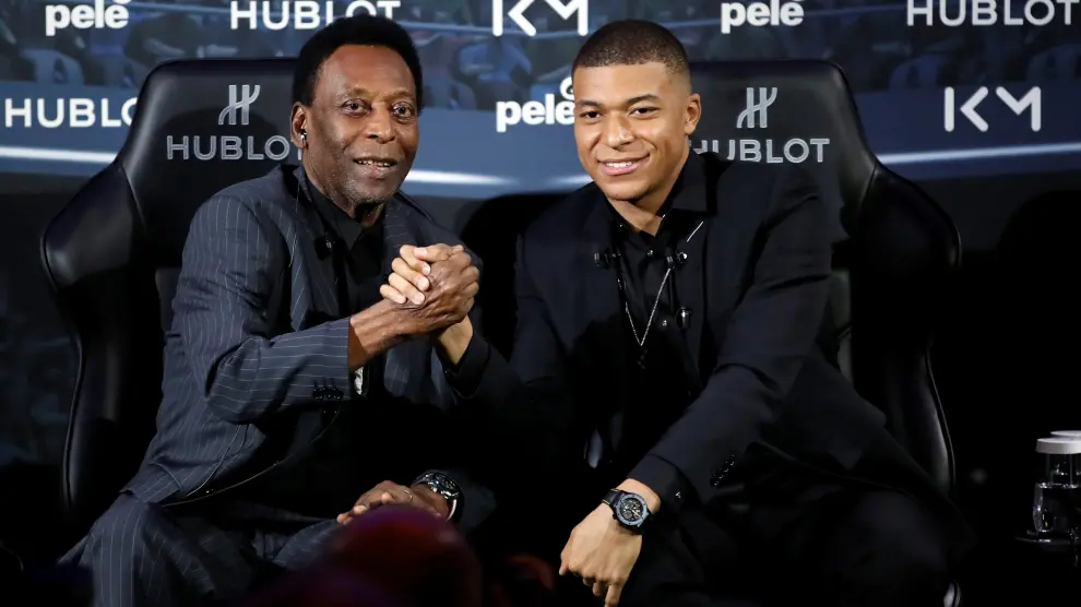 French soccer player Kylian Mbappe and Brazilian soccer legend Pele pose ahead of their meeting in Paris, France April 2, 2019. REUTERS/Christian Hartmann [[[REUTERS VOCENTO]]] SOCCER-FRANCE/MBAPPE-PELE