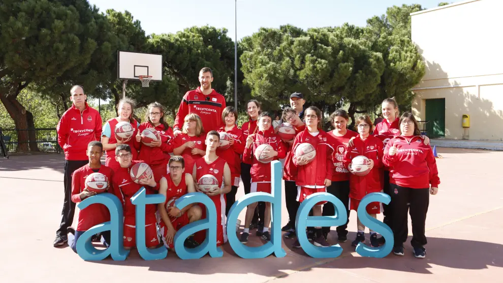 El pívot del Tecnyconta Fran Vázquez juega con los alumnos de la escuela de baloncesto adaptado de Atades