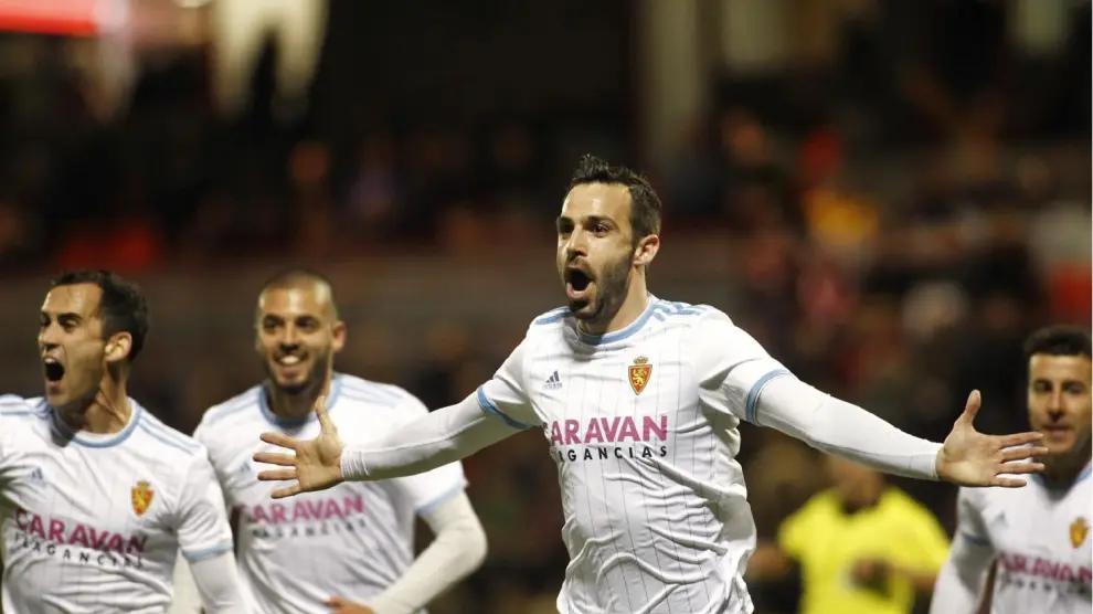 Guitián celebra el último gol marcado fuera de casa por el Real Zaragoza en lo que va de liga: fue el 9 de febrero en Lugo. (detrás, le siguen Verdasca, Linares y Aguirre).
