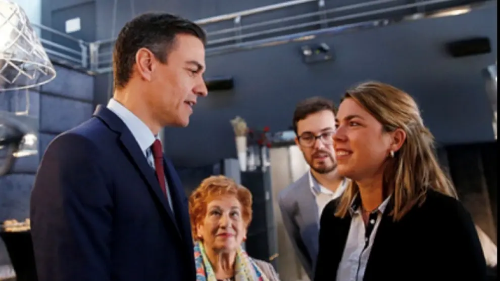 El presidente del Gobierno, Pedro Sánchez, junto a Judit Ballarín, ganadera trashumante.