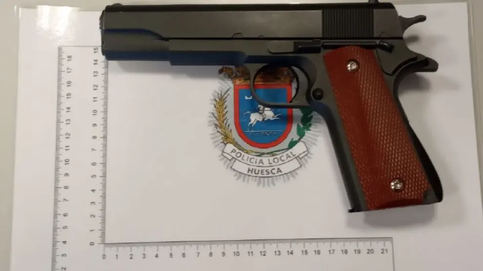 Arma incautada por la Policía Local de Huesca.