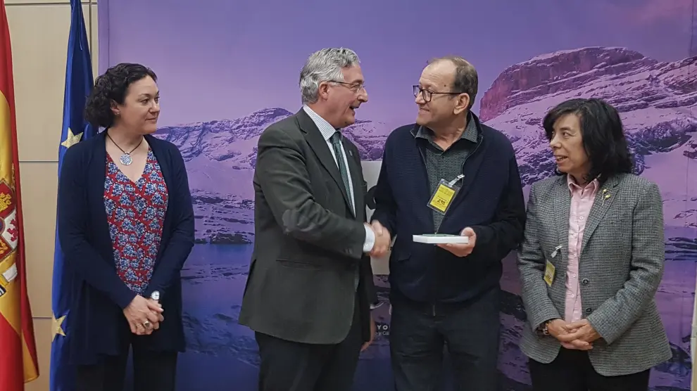 El gerente de la empresa Fitasem, Juan Manuel Gómez, recibe el premio Sigfito de manos del consejero de Desarrollo Rural del Gobierno de Aragón.