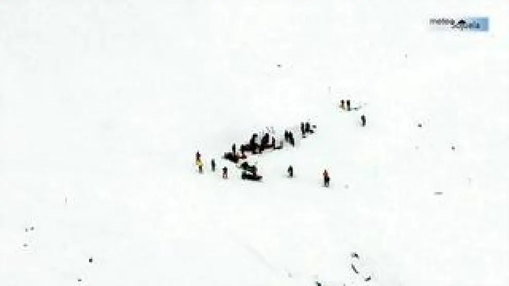 El accidentado ha sido auxiliado por otros esquiadores que han visto la avalancha y personal de la estación de esquí. Las imágenes son de José Calvo/Meteosojuela.