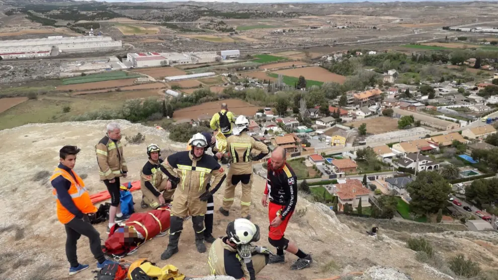 Los bomberos de la DPZ han utilizado técnicas de rescate vertical para socorrer al ciclista herido en Cadrete.