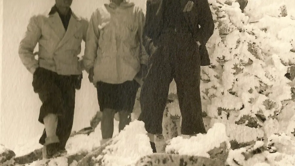 Marieta en la montaña en 1942 con Luis Gomez Laguna y Fernando Almarza..