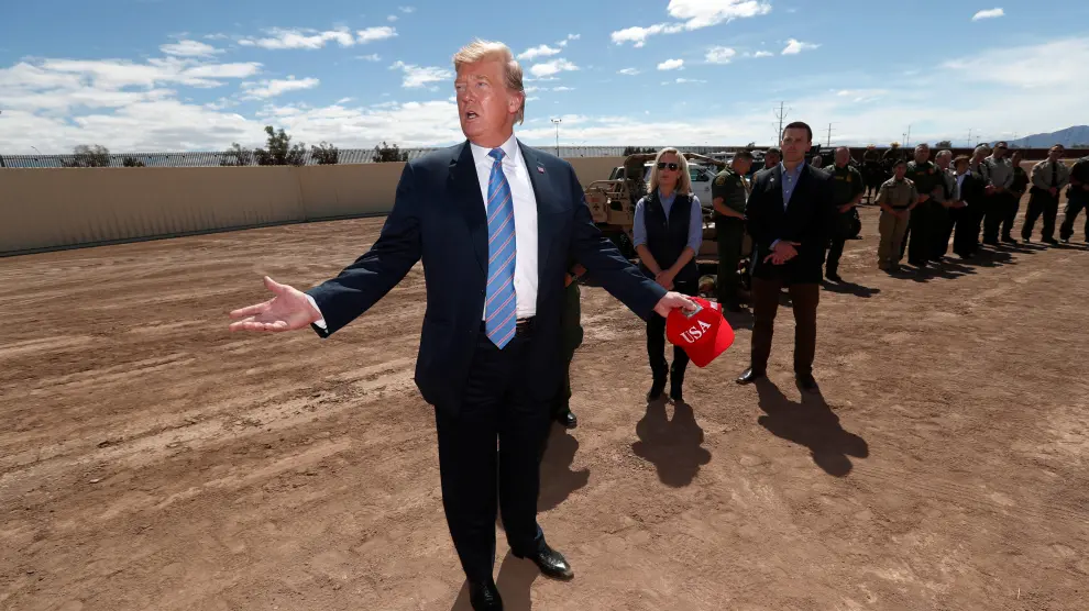 U.S. President Donald Trump visits the US-Mexico border in Calexico California, U.S., April 5, 2019.  REUTERS/Kevin Lamarque     TPX IMAGES OF THE DAY [[[REUTERS VOCENTO]]] USA-IMMIGRATION/