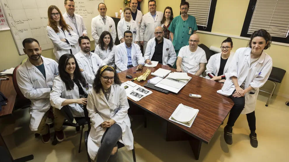 Jiménez Schuhmacher (cuarto por la derecha en la fila que está de pie) ha impulsado la colección de muestras con Neurocirugía del Clínico.