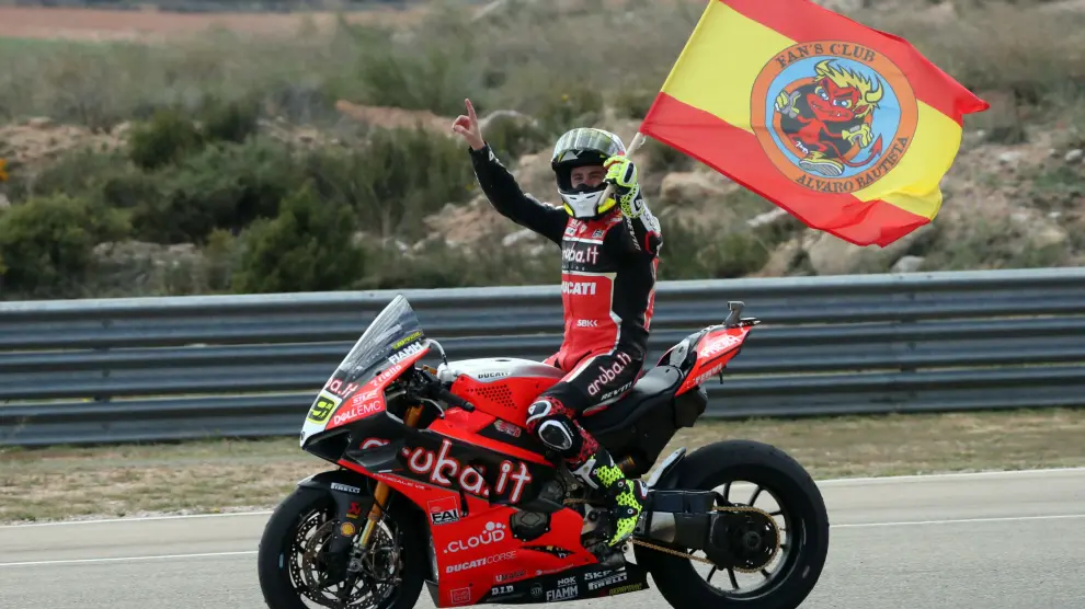 El piloto Álvaro Bautista da la vuelta de honor tras ganar este domingo en Motorland Alcañiz.