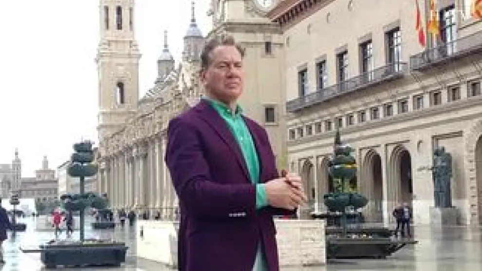 Michael Portillo, periodista y presentador, hace una parada en Zaragoza con motivo de la grabación de un nuevo documental.