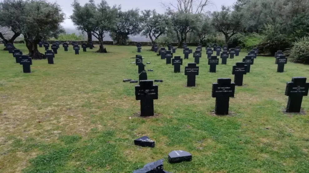 Cruces rotas en el Cementerio militar aleman en Cuacos de Yuste