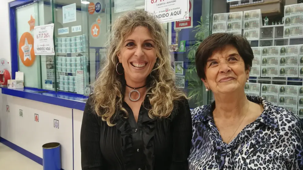 Mari Luz Lite y Mari Luz Olmos, hija y madre, respectivamente, en la administración de lotería de Zaragoza donde se validó el boleto premiado en el Gordo de la Primitiva.