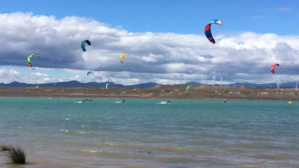 Varios deportistas en acción el pasado domingo, en el transcurso del Campeonato de Aragón de kitesurf.