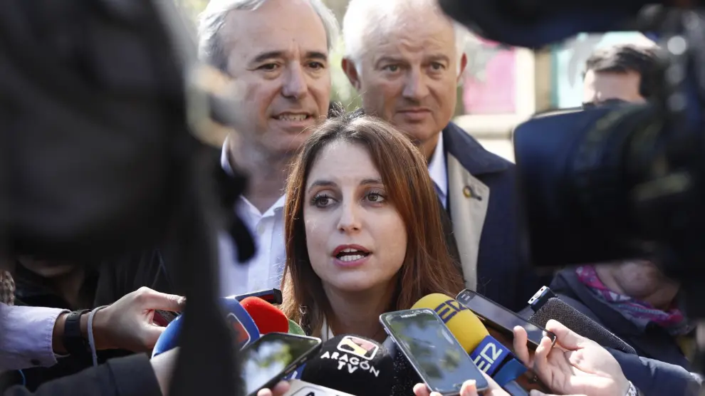 La dirigente del PP Andrea Ley, con los candidatos Jorge Azcón y Eloy Suárez, este martes, en Zaragoza.