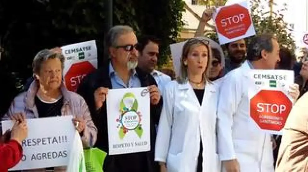 Los sindicatos médicos y de enfermería se han concentrado este martes en protesta por la última agresión ocurrida en el Hospital Provincial de Zaragoza.