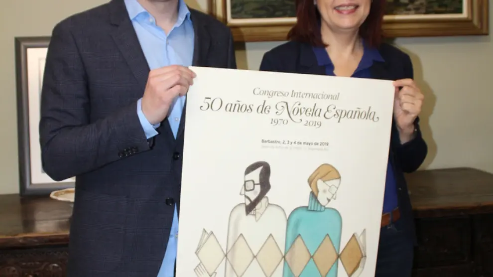 Iván Carpi, concejal de Cultural, con la profesora María Ángeles Naval, coordinadora del certamen literario, sostienen el cartel del congreso.