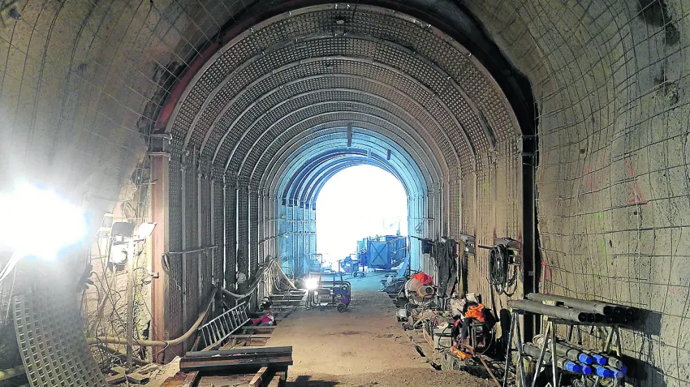 Imagen de las complejas obras acometidas para garantizar la seguridad de uno de los tres túneles