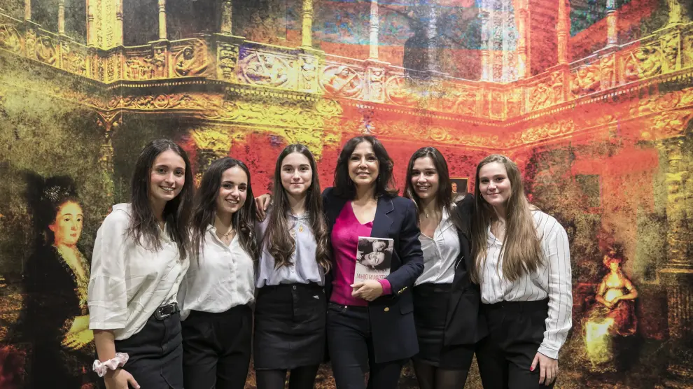 Isabel Gemio con el grupo de alumnas del Colegio Juan de Lanuza, que organizó este coloquio en colaboración con Ibercaja en el Patio de la Infanta.