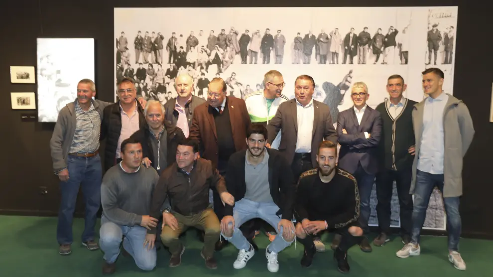 Agustín Lasaosa, en el centro de la imagen, con jugadores y exfutbolistas del Huesca.