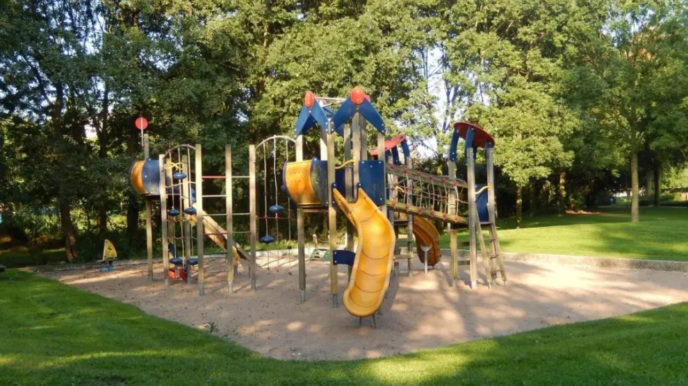 Zona de juegos infantiles en un parque de Calatayud.
