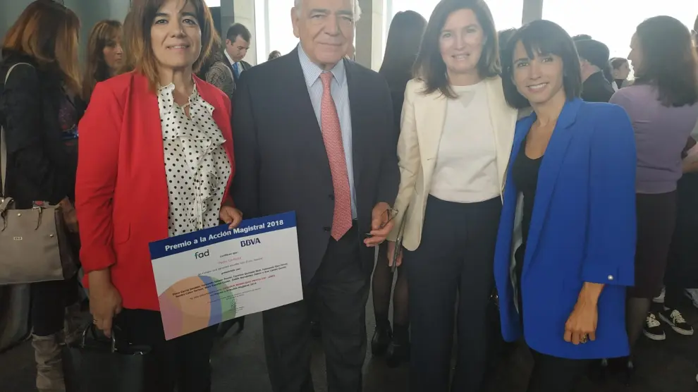 Elena García y Carmina Quesada, con la directora nacional del BBVA, Cristina de Parias, y el presidente de la FAD, Ignacio Bayón.