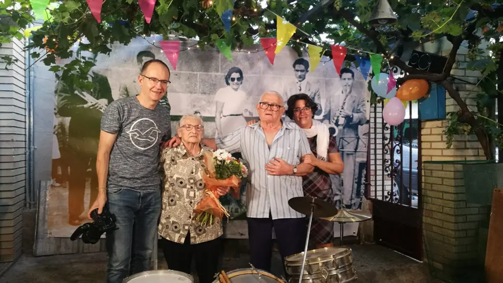 Carmen López y su marido, Pascual Torrijo, flanqueados por los directores del documental, José Manuel Herráiz e Isabel Soria.