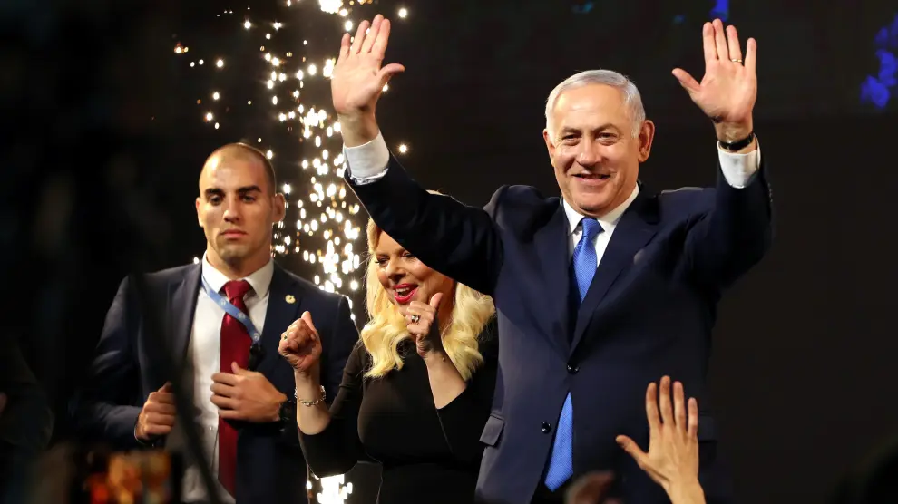 Israeli Prime Minister Benjamin Netanyahu and his wife Sara react as they stand on stage following the announcement of exit polls in Israel's parliamentary election at the party headquarters in Tel Aviv, Israel April 10, 2019. REUTERS/Ammar Awad [[[REUTERS VOCENTO]]] ISRAEL-ELECTION/