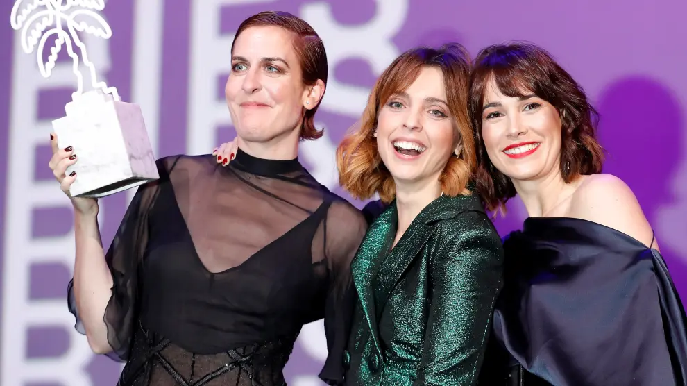 Las actrices Aixa Villagran, Leticia Dolera y Celia Freijeiro recogen el premio a la mejor serie de TV en el festival Canneseries por 'Déjate llevar'.