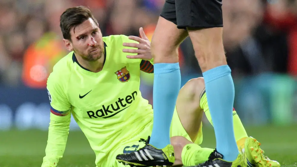Leo Messi recibió un golpe durante el partido.