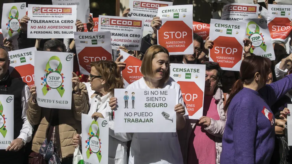 Protesta ante las puertas del Hospital Provincial de Zaragoza por las agresiones del domingo.