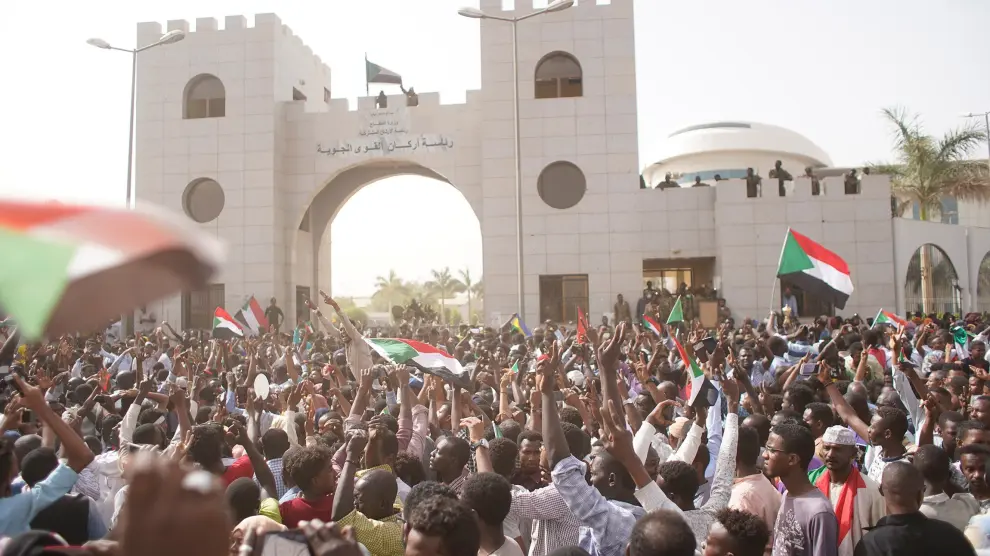 Protestas pidiendo la salida de Omar al Bashir.