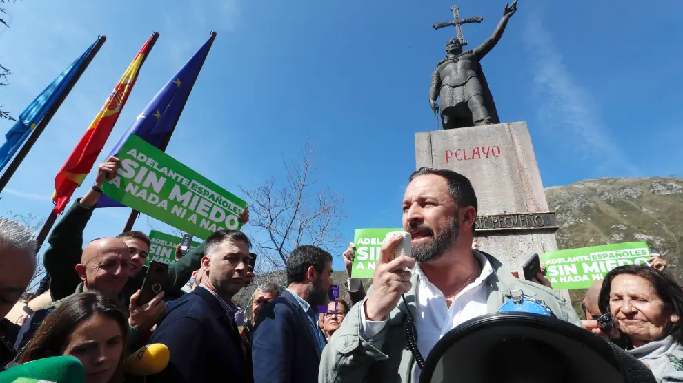 El presidente de Vox, Santiago Abascal, bajo la estatua de Don Pelayo.