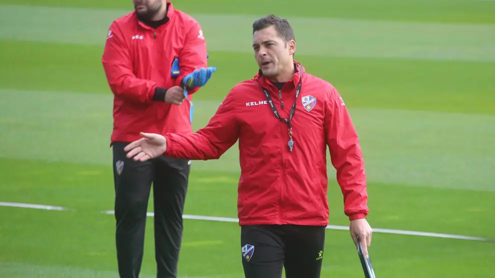El técnico de la SD Huesca, Francisco Rodríguez, durante un entrenamiento.