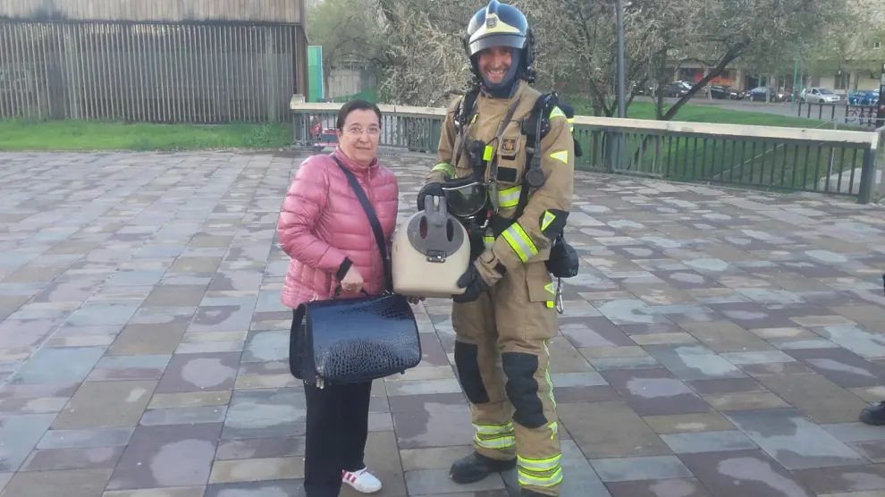 Manuela, junto a un bombero, tras el rescate de un animal atrapado en una vivienda a causa de un incendio.