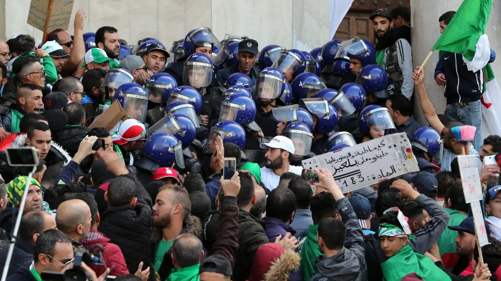 Protestas en Argel (Argelia) contra el presidente interino Abdelkader Bensalah.