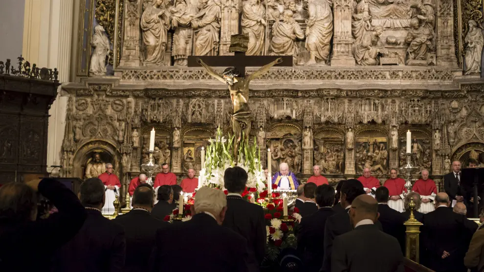 Viacrucis en el interior de la Basílica del Pilar en Zaragoza de los hermanos de la Cofradía de la Piedad con el paso del Cristo del Refugio.