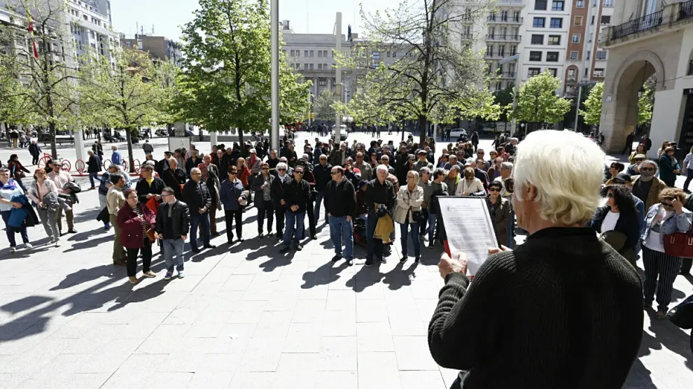 Los participantes de la manifestación convocada por la Plataforma de Pensionistas de Aragón escuchan la lectura del manifiesto en la plaza del Pilar