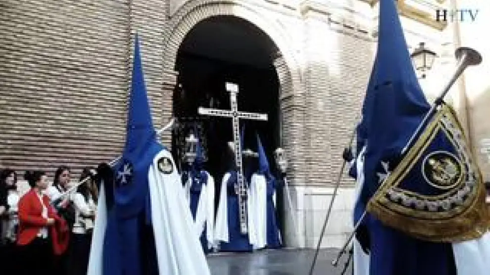 Lluvia de pétalos en la procesión de la Humildad en el Domingo de Ramos en Zaragoza