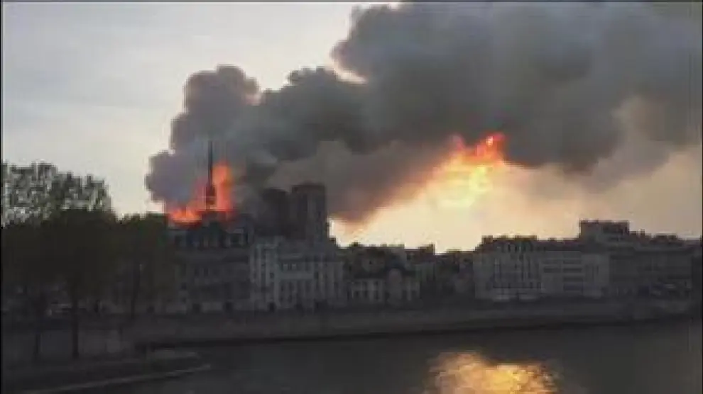 Un gran despliegue de bomberos trata de controlar las llamas en este monumento de la capital francesa.