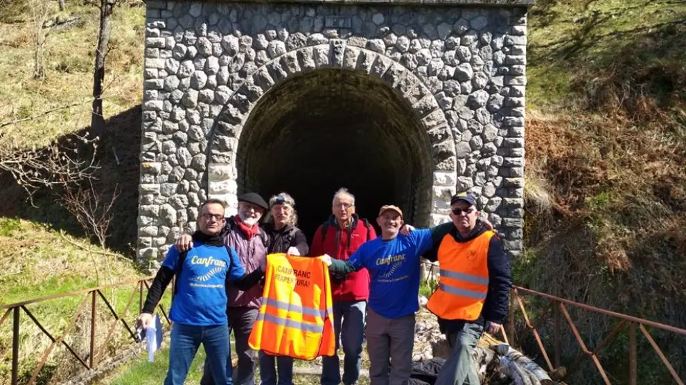 Miembros de Crefco y Creloc visitan el túnel helicoidal en la parte francesa del Canfranc.