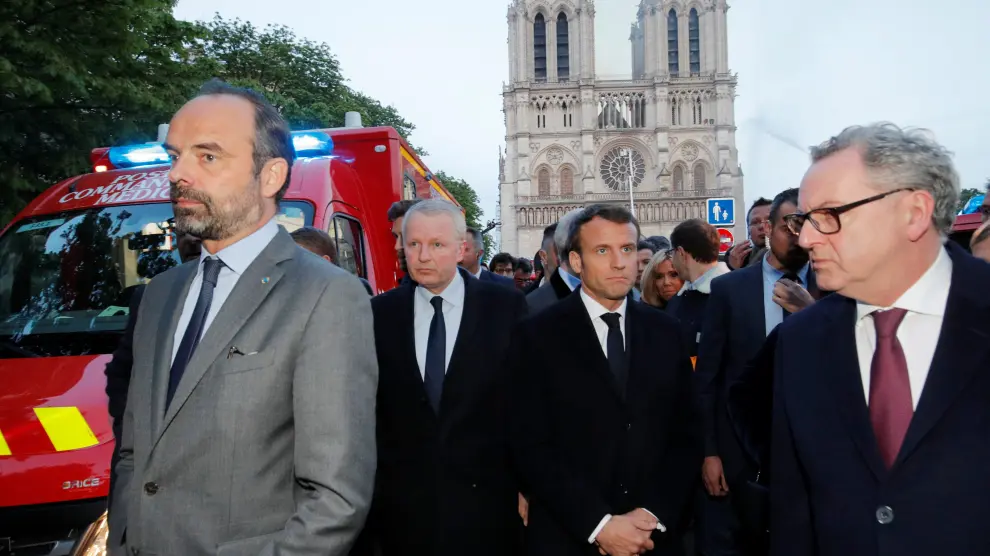 El presidente francés, Emmanuel Macron, acude a Notre Dame para seguir las labores de extinción del incendio.