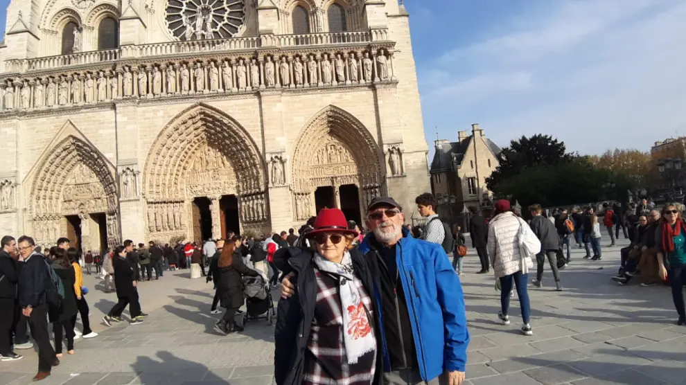 El zaragozano José Antonio Gracia y su mujer, en la catedral de Notre Dame minutos antes del incendio
